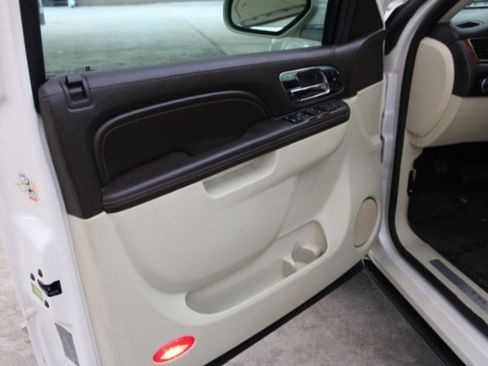 Used 2011 Cadillac Escalade Platinum image 11