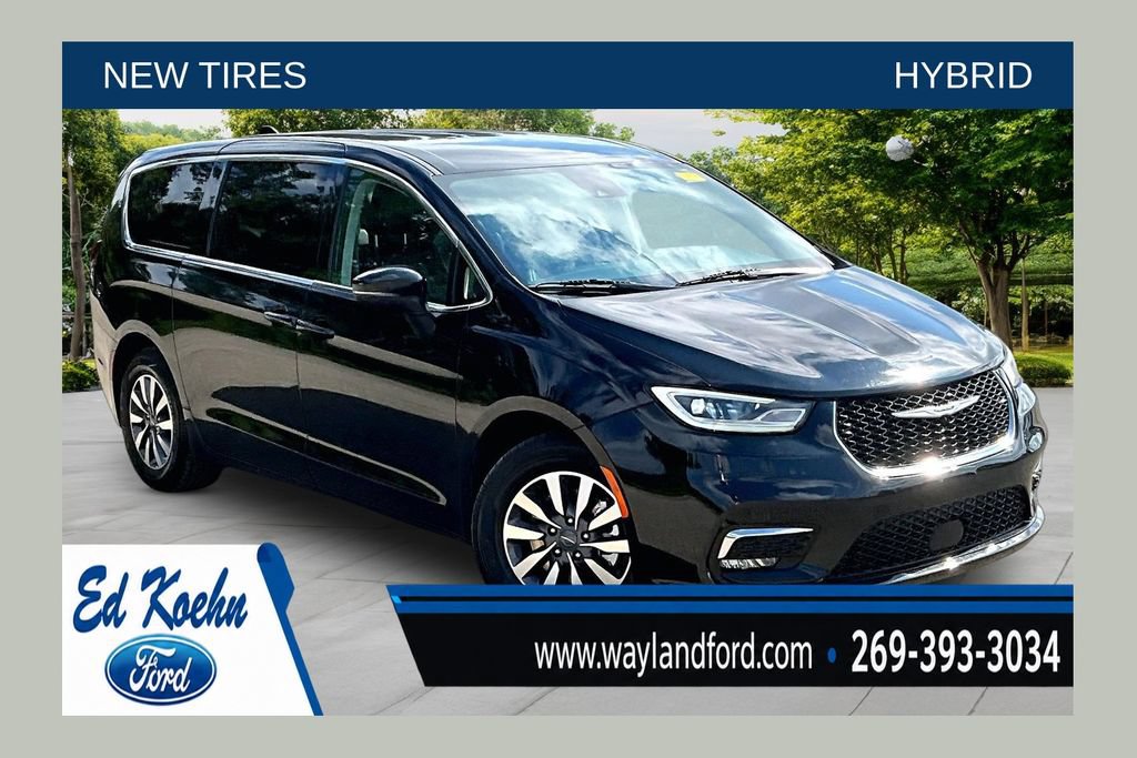 Used 2023 Chrysler Pacifica Touring-L FWD image 1