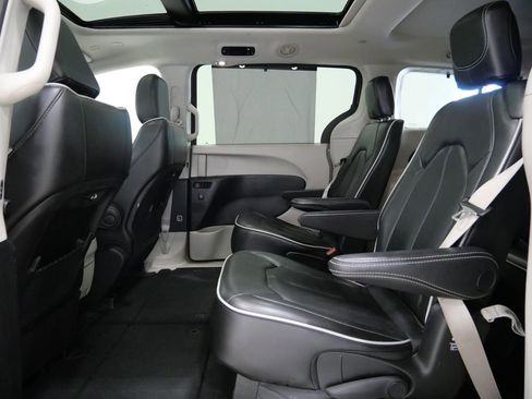 Used 2023 Chrysler Pacifica Limited FWD image 24