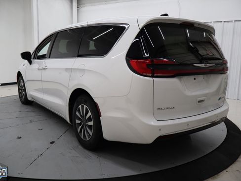 Used 2024 Chrysler Pacifica Select image 8