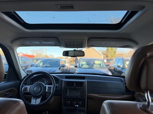 Used 2011 Jeep Liberty Limited w/ Tire & Wheel Group image 13