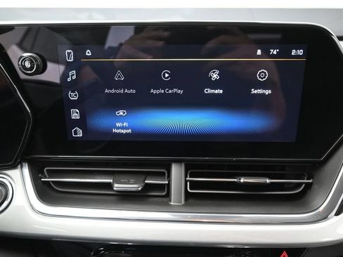 Certified 2025 Chevrolet Trax LT FWD image 17