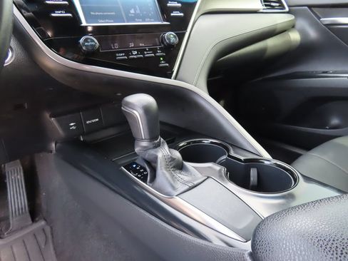 Used 2018 Toyota Camry SE w/ Moonroof Package FWD image 17