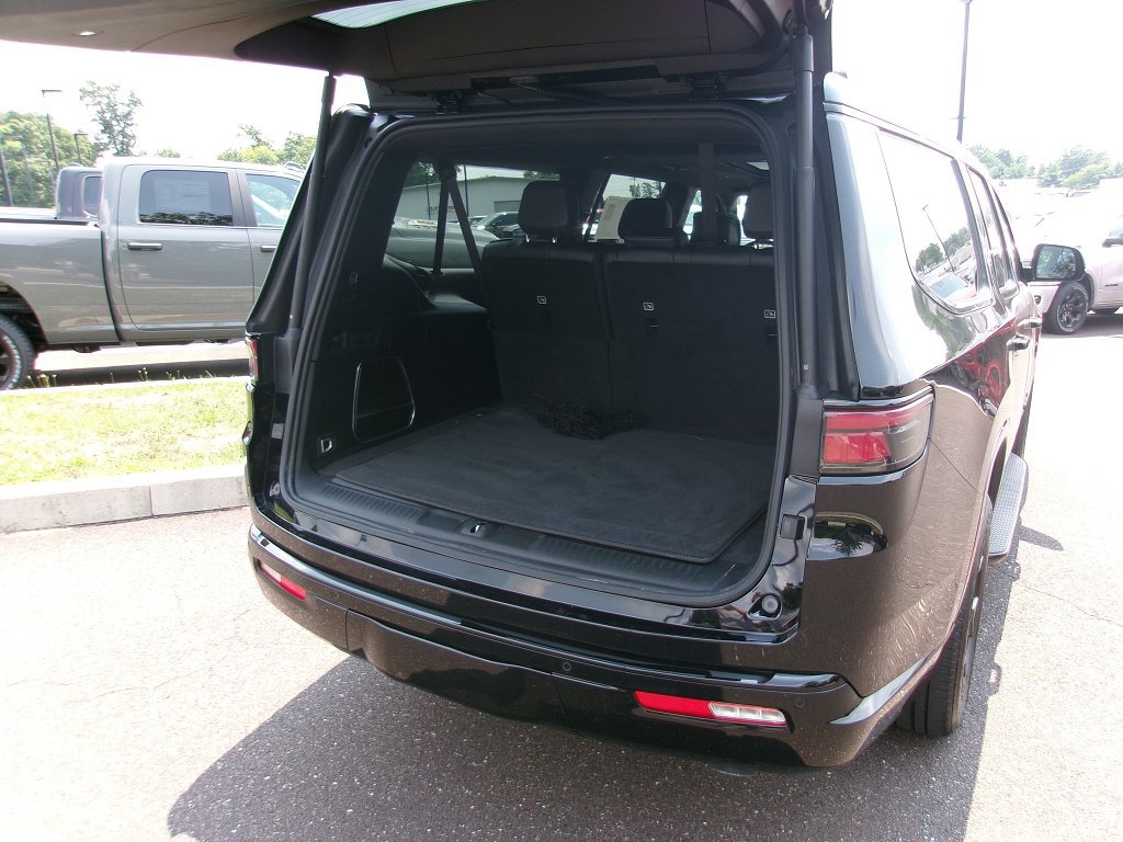 Used 2024 Jeep Wagoneer L Series II AWD/4WD image 18