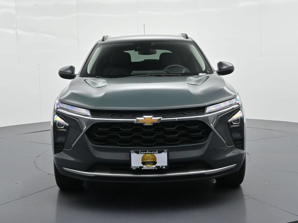 Used 2025 Chevrolet Trax LT FWD image 3