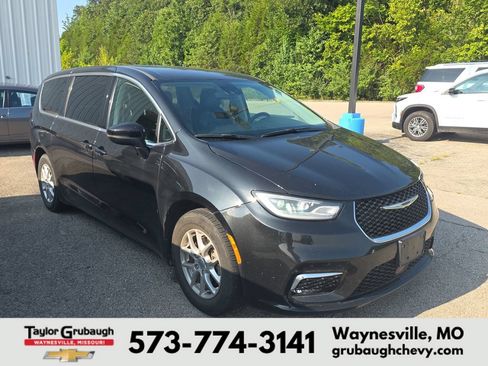 Used 2023 Chrysler Pacifica Touring-L FWD image 1
