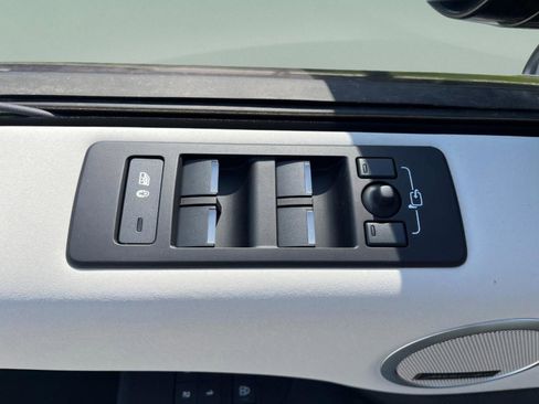 Used 2025 Land Rover Discovery S image 34