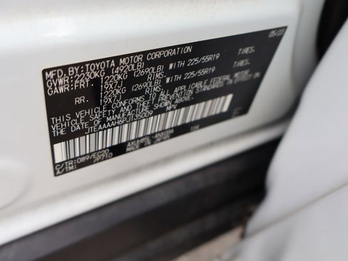 Used 2023 Toyota Venza XLE AWD/4WD image 23