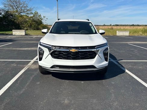 New 2025 Chevrolet Trax LT w/ LT Convenience Package image 2