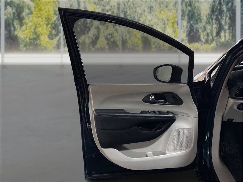Used 2023 Chrysler Pacifica Touring-L w/ Uconnect Theater Family Group FWD image 20