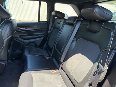 Used 2025 Jeep Grand Cherokee Altitude AWD/4WD image 19