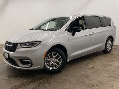 Used 2024 Chrysler Pacifica Touring-L FWD image 1