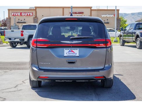 Used 2023 Chrysler Pacifica Touring-L FWD image 4