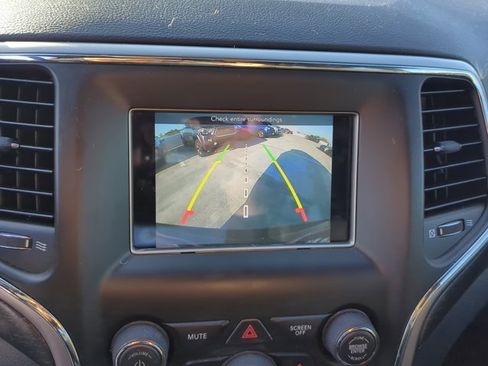 Used 2018 Jeep Grand Cherokee Laredo image 18