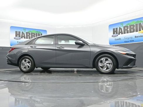 Used 2025 Hyundai Elantra SE image 21