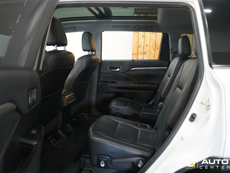 Used 2018 Toyota Highlander Limited Platinum AWD/4WD image 29