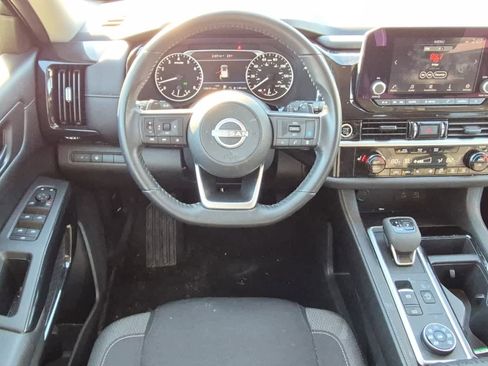 Used 2024 Nissan Pathfinder SV image 10