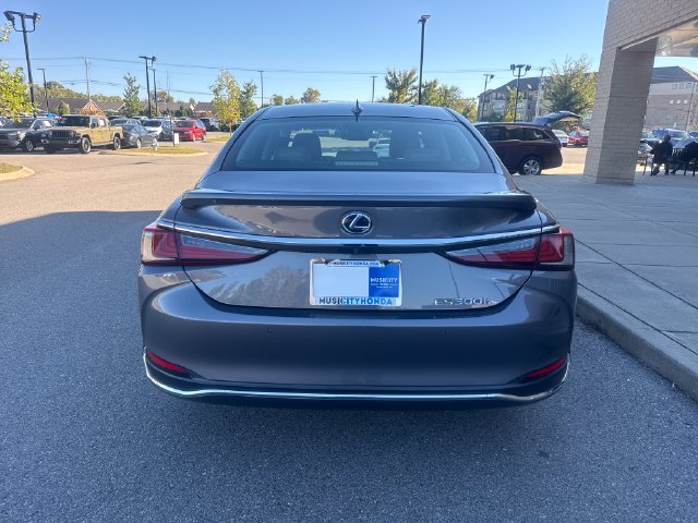Used 2021 Lexus ES 300h Ultra Luxury w/ Accessory Package FWD image 4