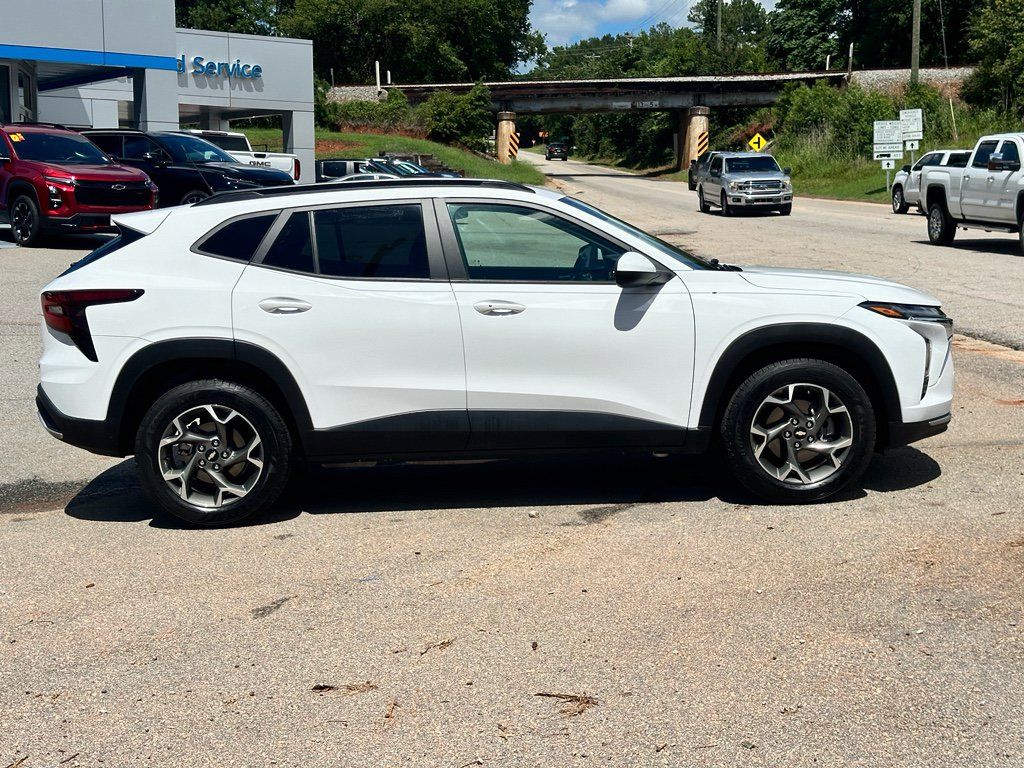 Used 2024 Chevrolet Trax LT w/ Driver Confidence Package FWD image 2