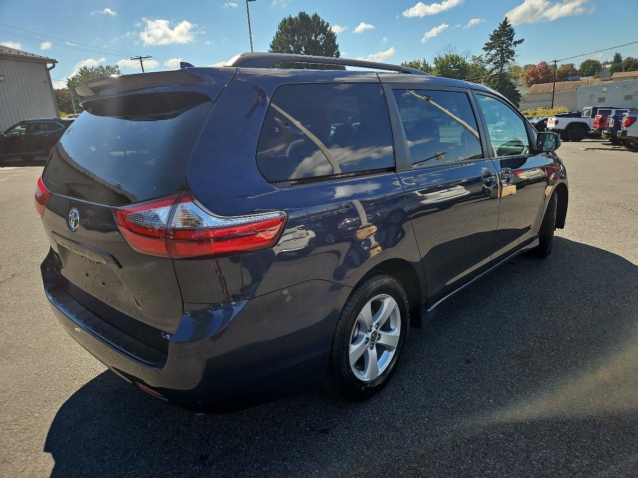 Used 2020 Toyota Sienna LE FWD image 3