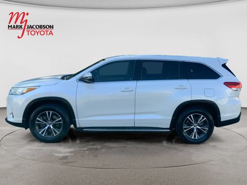 Used 2017 Toyota Highlander Plus FWD image 13
