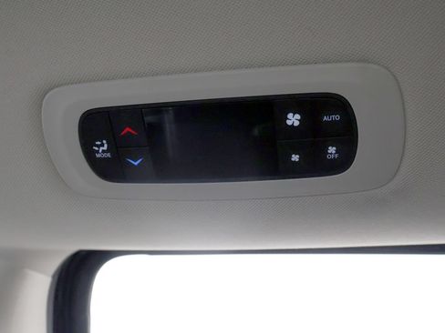 Used 2024 Chrysler Pacifica Limited FWD image 33