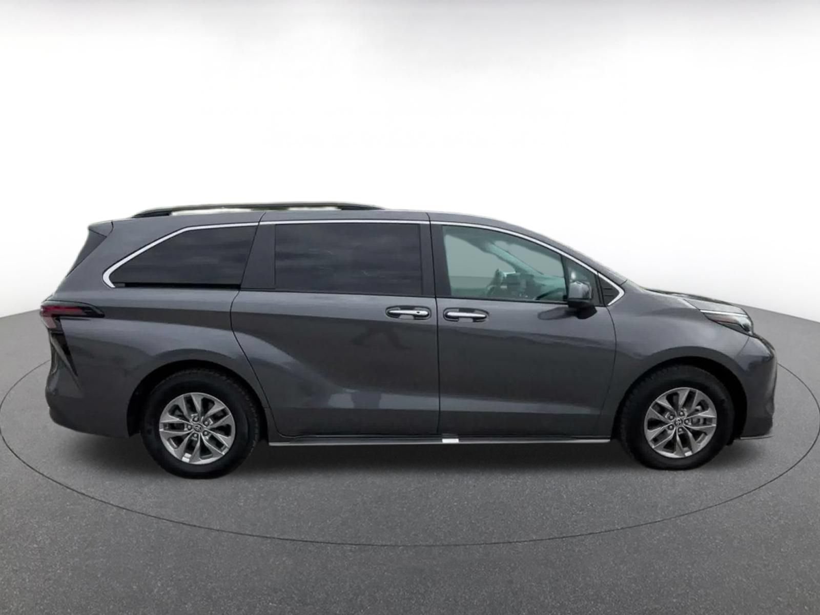 Used 2025 Toyota Sienna XLE FWD image 15