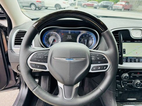 Used 2018 Chrysler 300 Limited w/ Safetytec Plus Group image 10