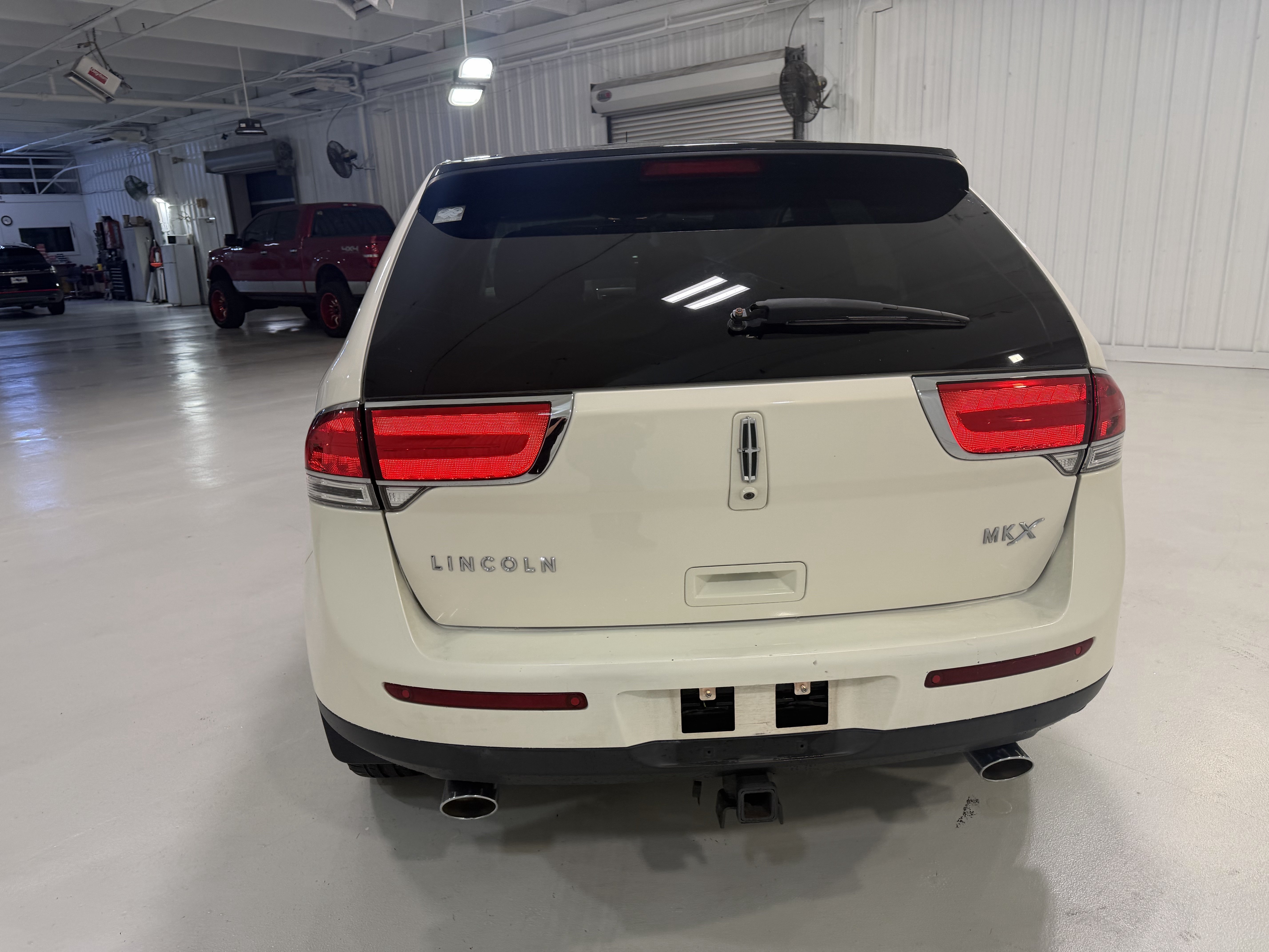 Used 2012 Lincoln MKX FWD image 3