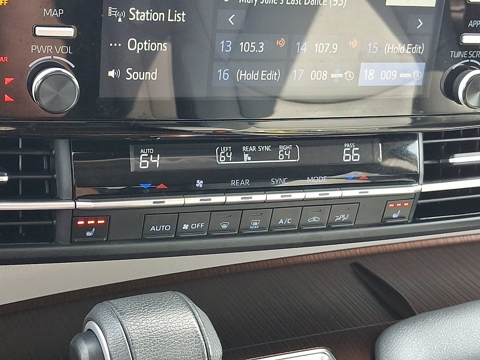Used 2024 Toyota Sienna XLE FWD image 17