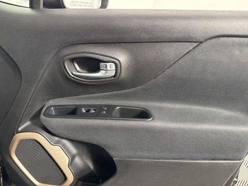 Used 2016 Jeep Renegade Limited image 21