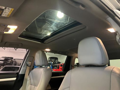 Used 2017 Toyota Highlander XLE AWD/4WD image 24