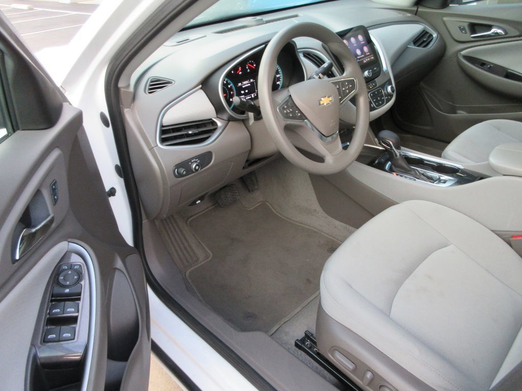 Used 2025 Chevrolet Malibu LT FWD image 12