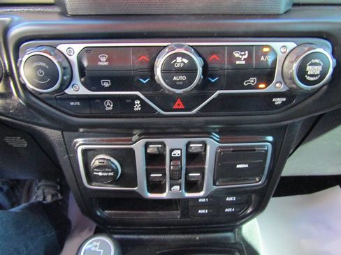 Used 2018 Jeep Wrangler Unlimited Sahara image 11