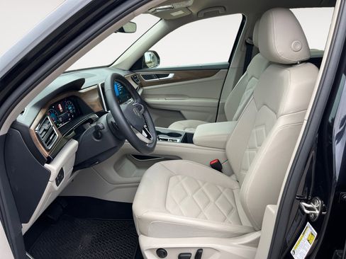 Certified 2025 Volkswagen Atlas SE image 11