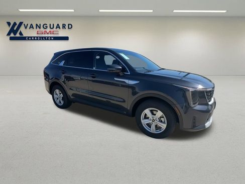 Used 2025 Kia Sorento LX image 2