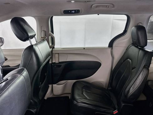 Used 2018 Chrysler Pacifica Touring-L FWD image 31
