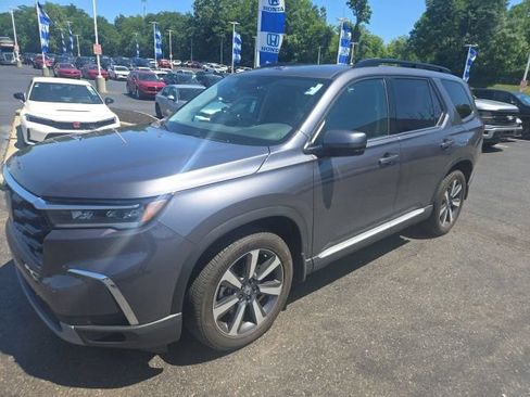 Used 2025 Honda Pilot Touring image 3