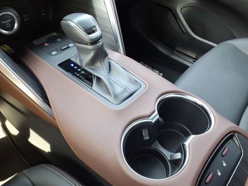 Used 2024 Toyota Venza XLE image 16