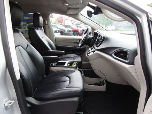 Used 2024 Chrysler Pacifica Touring-L FWD image 28