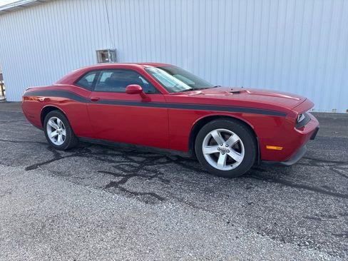 Used 2013 Dodge Challenger SXT image 3