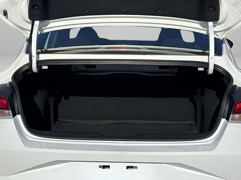 Used 2021 Hyundai Elantra SE image 8