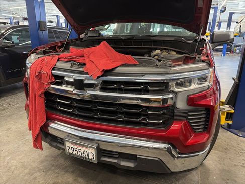 Used 2023 Chevrolet Silverado 1500 LT RWD image 2