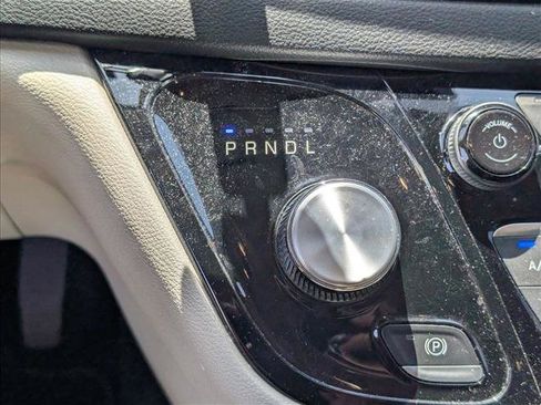 Used 2023 Chrysler Pacifica Touring-L FWD image 14