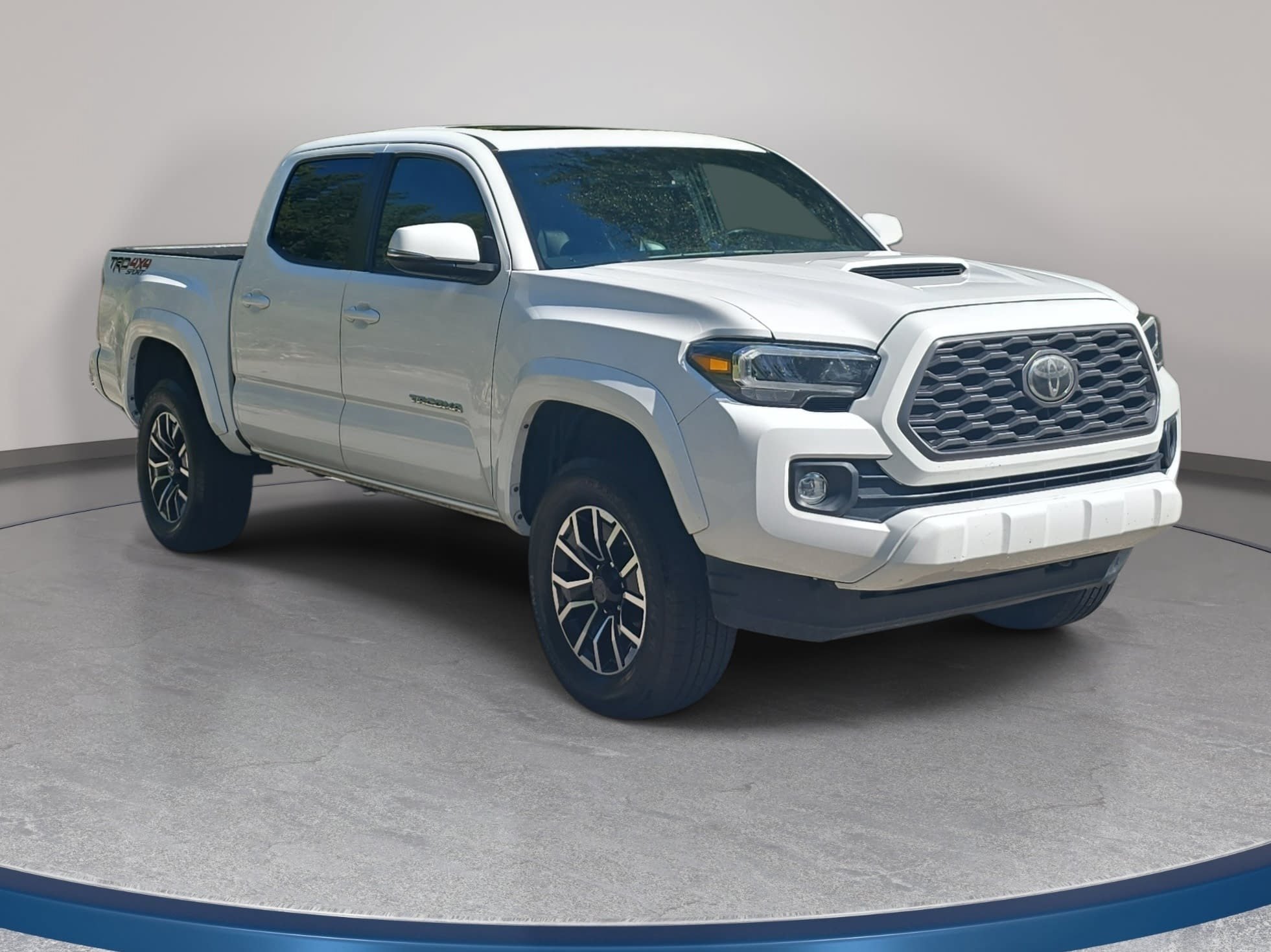 Used 2020 Toyota Tacoma TRD Sport w/ TRD Premium Sport Package AWD/4WD image 3