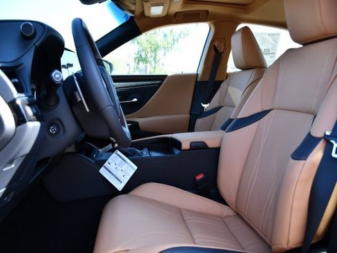 New 2025 Lexus ES 300h w/ Luxury Package image 13