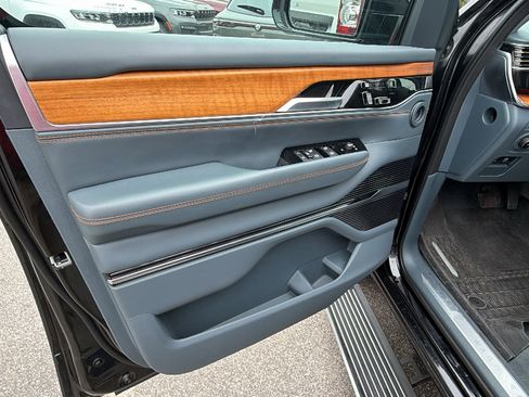 Used 2024 Jeep Grand Wagoneer Series III AWD/4WD image 14