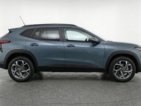 Used 2025 Chevrolet Trax LT w/ LT Convenience Package FWD image 8