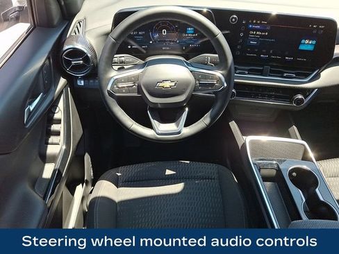Used 2025 Chevrolet Equinox LT AWD/4WD image 3