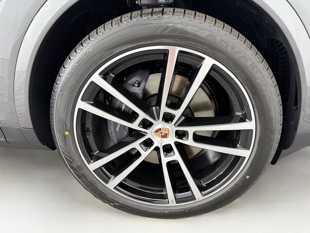 Used 2026 Porsche Cayenne AWD/4WD image 33